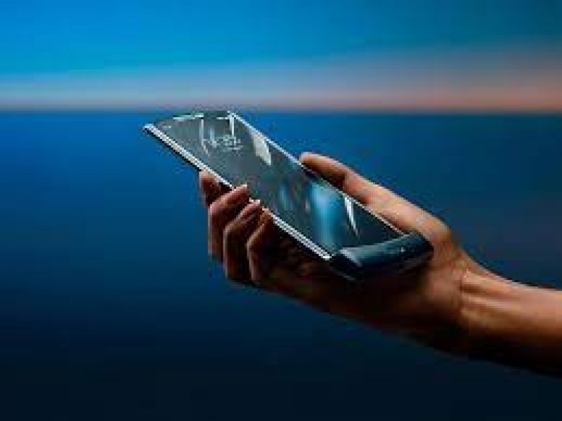 Motorola nihayet yenilenmiş Razr kapaklı kabuğunu tanıttı, ancak bir tane almak zor olabilir!
