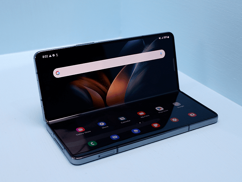 Samsung Galaxy Z Fold 4'ün çizilme, yanma ve bükülme testlerine dayanması
